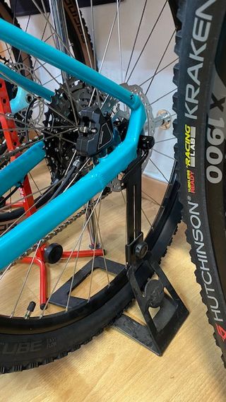 Soporte Cube Regulable Rueda Trasera