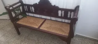 Banco de entrada de madera y anea