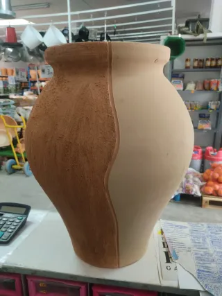 Tinaja de terracota grande con cuerdas