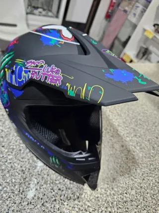 Braga de cuello negra y gafas de esquí