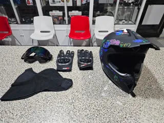 Braga de cuello negra y gafas de esquí