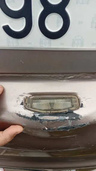 Retrovisor derecho y luz matrícula