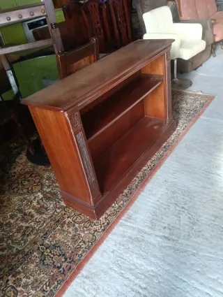 Estantería baja de madera