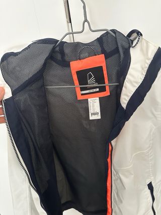 Chaqueta cortavientos blanca y naranja