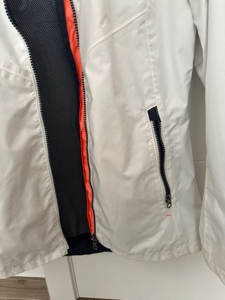 Chaqueta cortavientos blanca y naranja