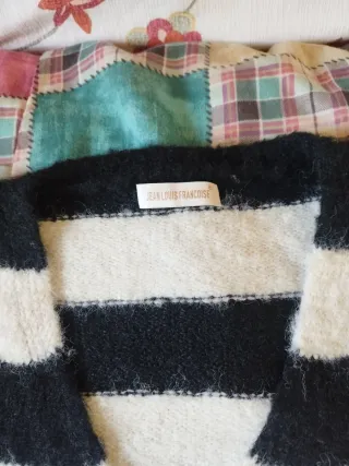 Cardigan con cuoricini e righe