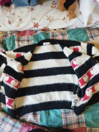 Cardigan con cuoricini e righe