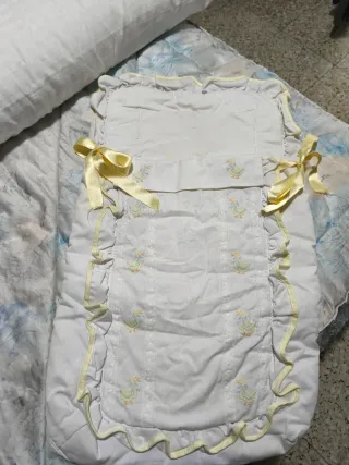 Saco para  carro bebé blanco  detalles amarillos