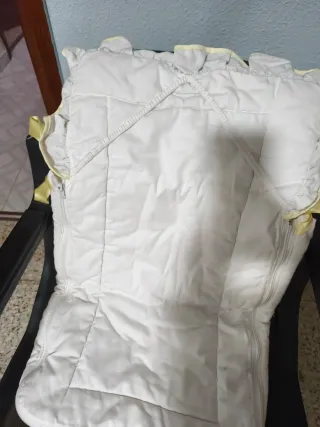 Saco para  carro bebé blanco  detalles amarillos