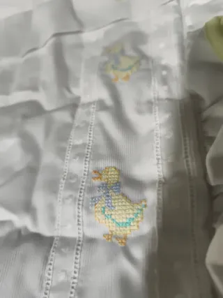 Saco para  carro bebé blanco  detalles amarillos