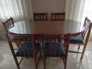Mesa de comedor y 6 sillas de madera
