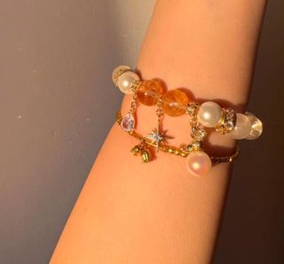 Pulsera de cuentas dorada y naranja