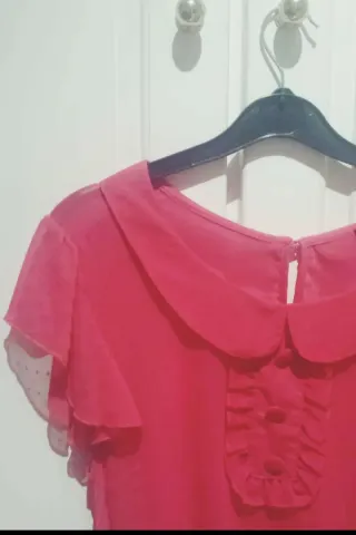 Blusa Fucsia con volantes y cuello Peter Pan