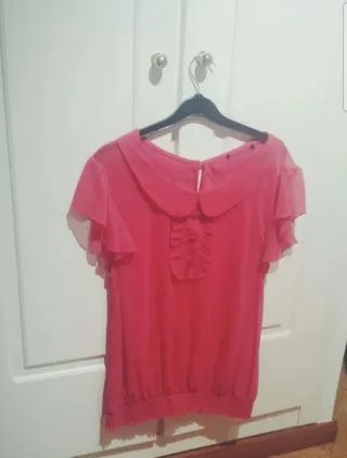 Blusa Fucsia con volantes y cuello Peter Pan