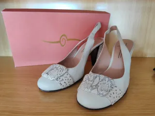 Zapatos de tacón beige y blanco