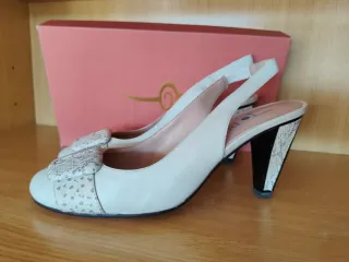 Zapatos de tacón beige y blanco