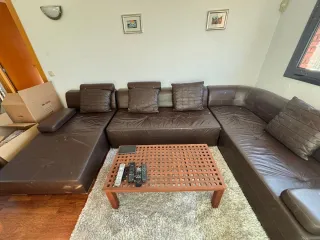 Sofá de piel marrón