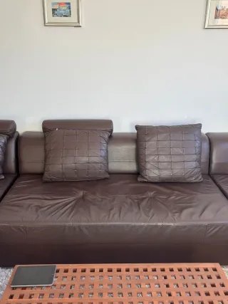Sofá de piel marrón