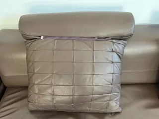 Sofá de piel marrón