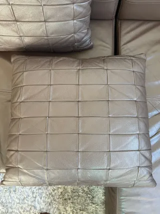 Sofá de piel marrón