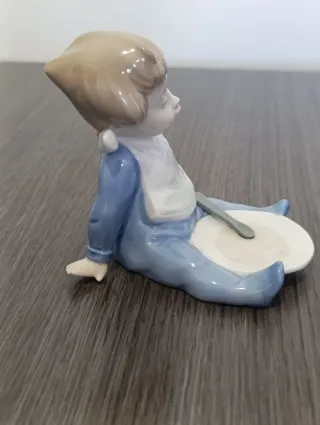 Figura Nao by Lladró niño con plato