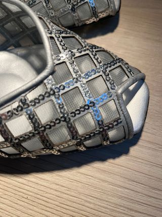 Zapatos Pradillo plateados rejilla. Ideal madrinas