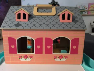 Casa de muñecas de madera