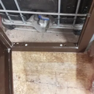 Puerta blindada marrón con 2 anclajes