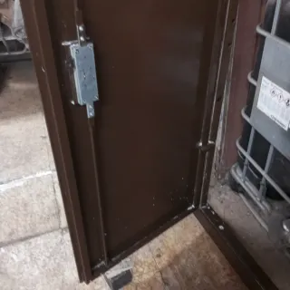 Puerta blindada marrón con 2 anclajes