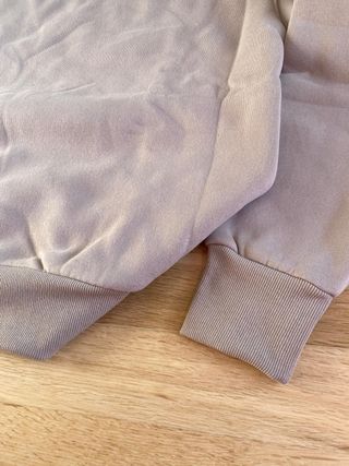 Sudadera beige/gris claro de cuello redondo talla