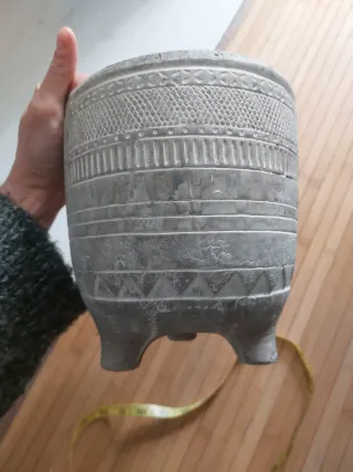 Macetero de piedra gris con diseño