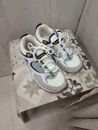 Zapatillas DC Shoes grises y blancas