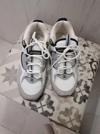 Zapatillas DC Shoes grises y blancas