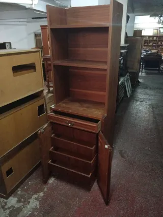 Estantería de madera con cajonera