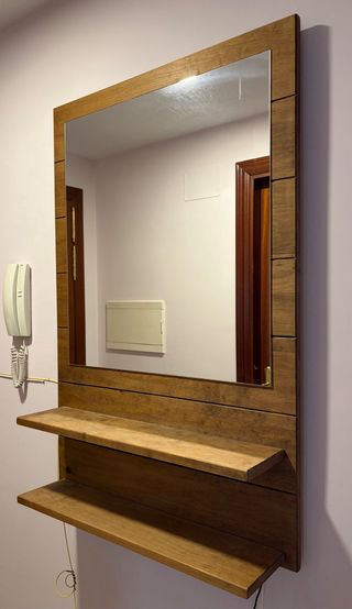 Recibidor de madera con espejo