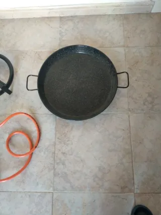 Paellera 8 personas + trípode gas más espátula