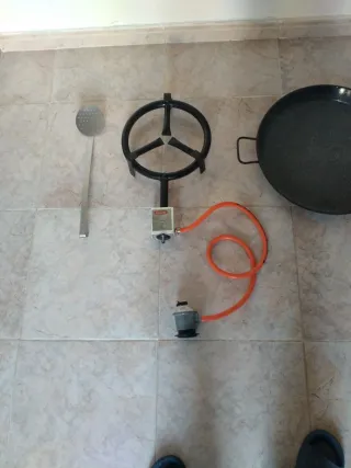 Paellera 8 personas + trípode gas más espátula