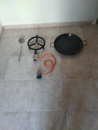 Paellera 8 personas + trípode gas más espátula