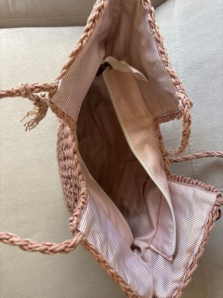 Bolso de rafia rosa con flecos