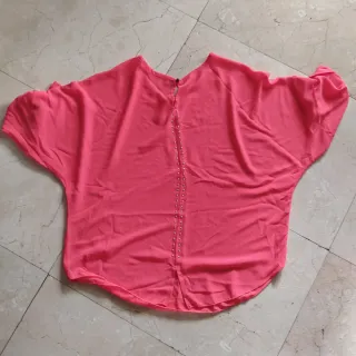 Blusa rosa con tachuelas