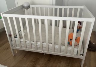 Cuna de madera blanca