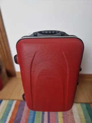 Maleta rígida de viaje roja
