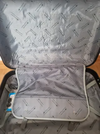 Maleta rígida de viaje roja