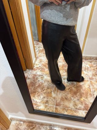 Pantalones polipiel Zara negros dan talla