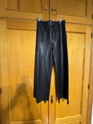 Pantalones polipiel Zara negros dan talla