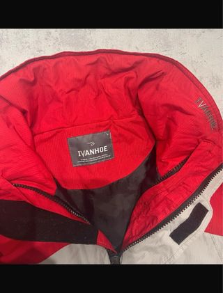 Chaqueta deportiva gris y roja