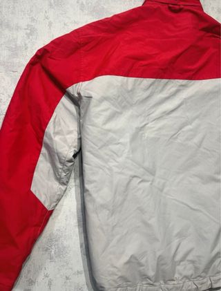 Chaqueta deportiva gris y roja