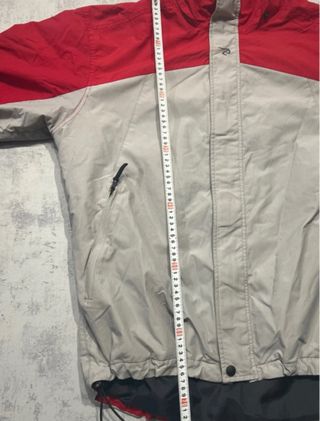 Chaqueta deportiva gris y roja