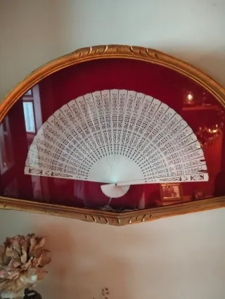 Abaniquera antigua con abanico hueso