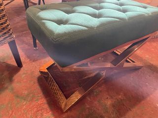 Taburete de diseño verde y dorado